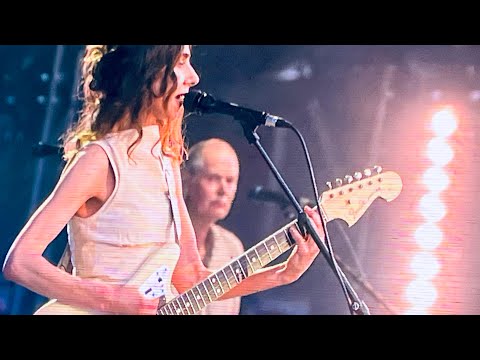 Youtube: PJ Harvey - 50ft Queenie Live Cabaret Vert 2024