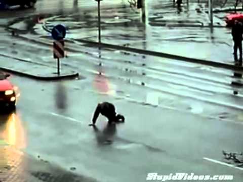 Youtube: Betrunkener Idiot kriecht langsam über Straße und wird fast überfahren.