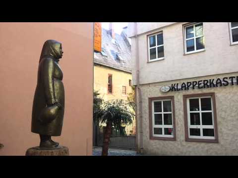 Youtube: Frankfurt: Frau Rauscher aus der Klappergass´ spuckt! Mrs. Rauscher from the Klapper street spit!