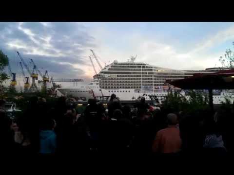 Youtube: Cruise Ship playing Seven Nation Army