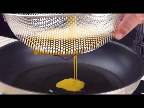 Youtube: Press 3 Eier durch das Sieb! Nimm dir dann ein Essstäb...