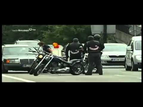 Youtube: Hells-Angels kommt Polizei haut ab (Feige Bullen) Nur ein Toter Bulle ist ein guter
