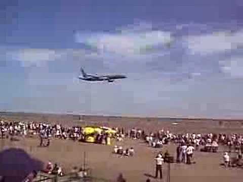 Youtube: RNZAF 757 flypast at Avalon Airshow 2005