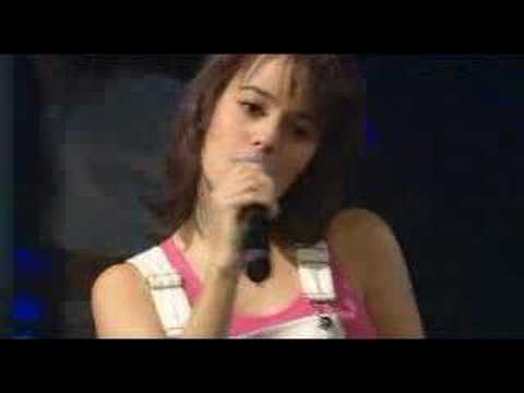 Youtube: Alizée - A Contre-Courant (Live - En Concert 2004)